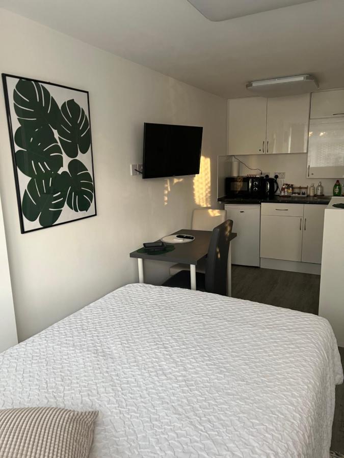 Appartement Studio In Private House Near Central Milton Keynes Extérieur photo