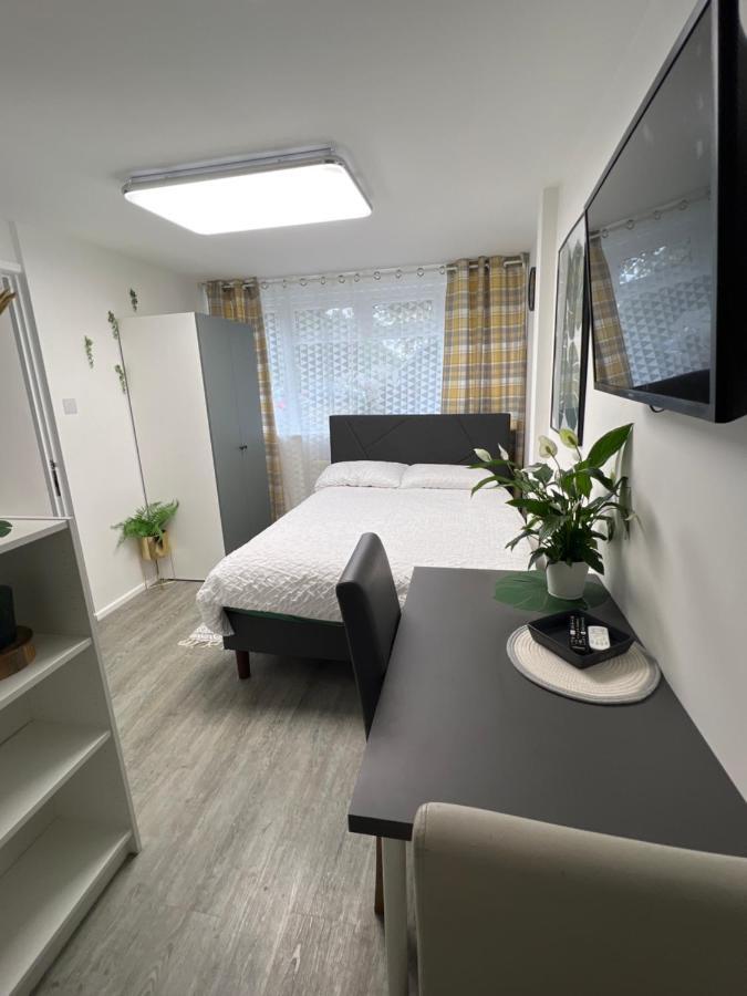 Appartement Studio In Private House Near Central Milton Keynes Extérieur photo