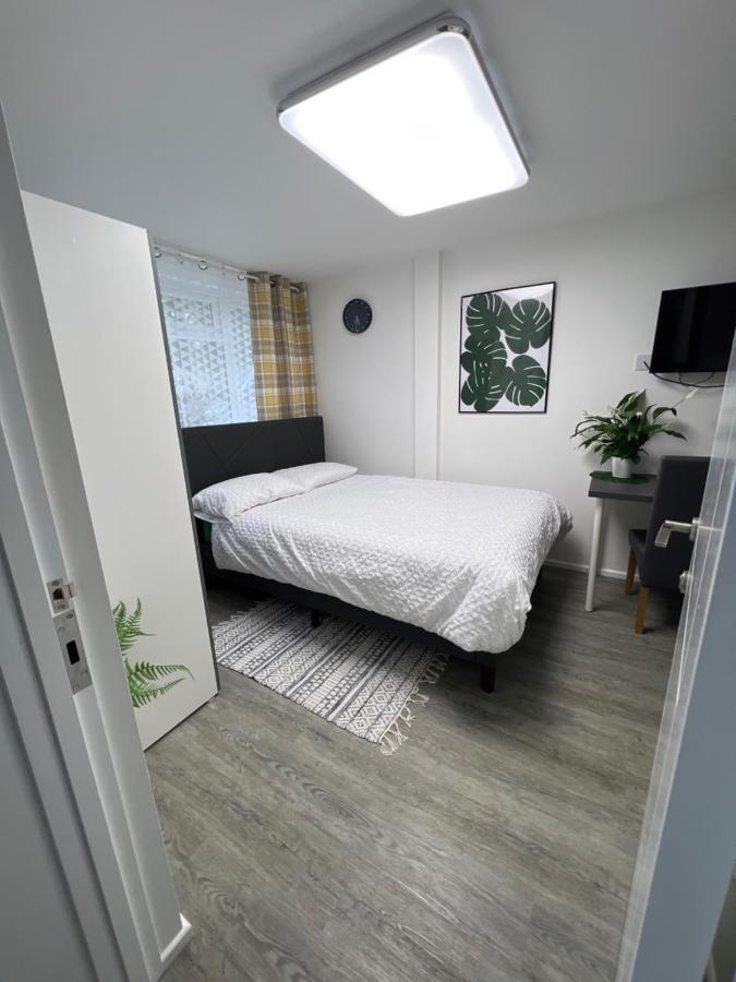 Appartement Studio In Private House Near Central Milton Keynes Extérieur photo